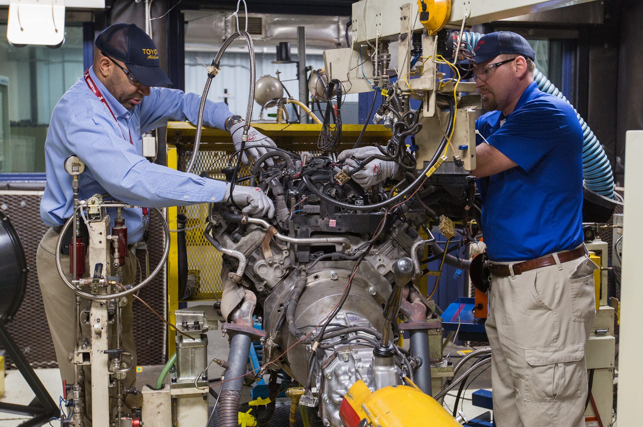 Der 4,7-Liter-2UZ-FE des Million-Mile-Tundra auf dem Prüfstand in Huntsville. Spätere Untersuchung nach dem Erreichen der Million-Meilen-Marke 2016, keine Aufnahme aus der ursprünglichen Motorenentwicklung. Genaues Aufnahmedatum nicht ausgewiesen.