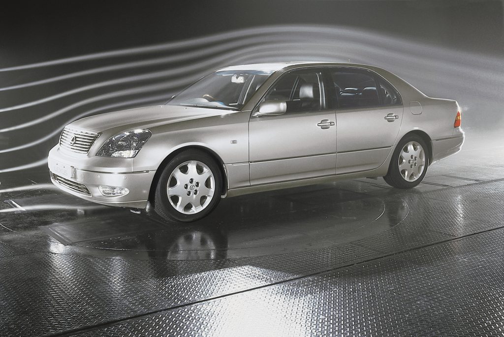 Lexus LS 430 im Windkanal. Lexus-Werksarchiv, Baureihenzeitraum 2000–2003; genaues Aufnahmedatum nicht ausgewiesen. Fahrzeug-Aerodynamik, kein Motorenprüfstand.