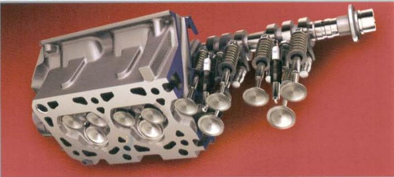 Schnittdarstellung des Dreiventil-Zylinderkopfs für den Mustang GT 4.6 3V. Zeitgenössische Ford-Produktinformation zum Modelljahr 2005, gedruckte Seite 6 (PDF-Seite 7), Bildausschnitt. Technische Illustration, keine Prüfstandsaufnahme.
