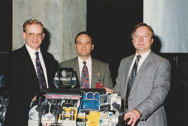 Ed Koerner (rechts), Chief Engineer des LS1-Projekts, bei der Wards-Auszeichnung für den Gen III im Jahr 1997.