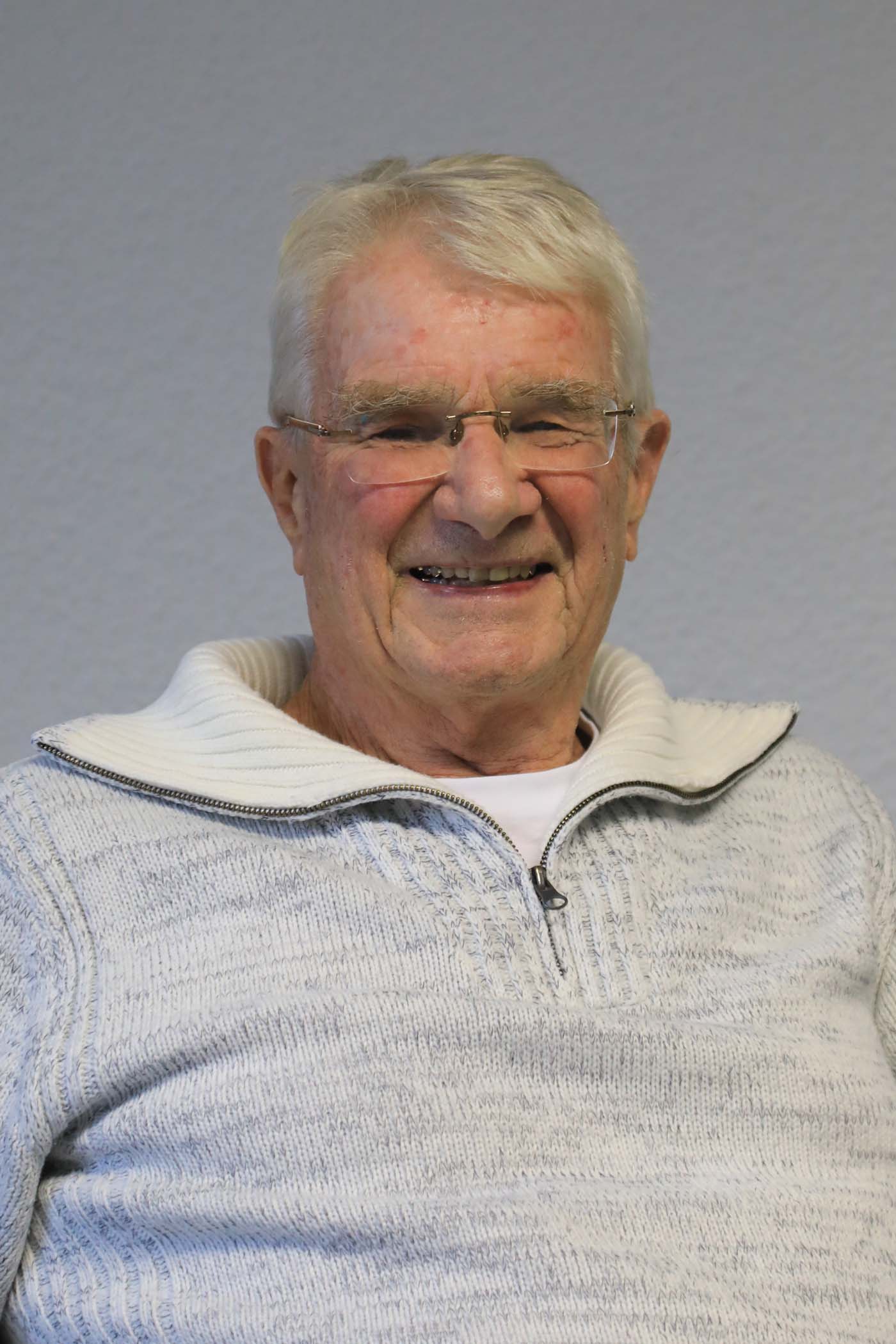 Wolfgang Kalbhenn, an der Entwicklung des M119 beteiligter Mercedes-Motorenentwickler. Späteres Zeitzeugenporträt aus dem Motorikonen-Beitrag; Aufnahmedatum nicht angegeben, keine historische Entwicklungsaufnahme.